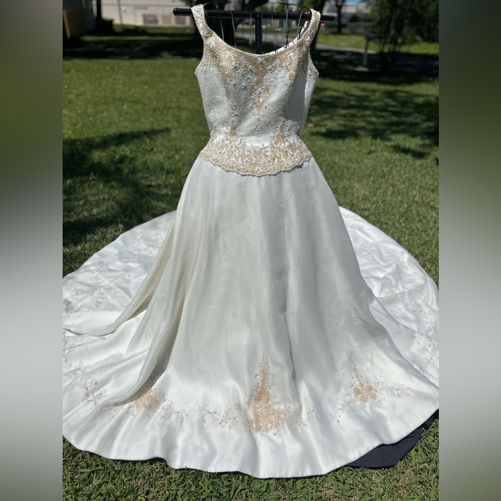 Wedding gown, preloved - Picture 14 of 15